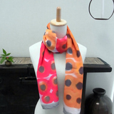 赤とオレンジの水玉のストール