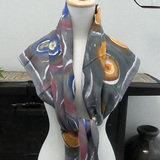 グレーと青と黄土色の水玉ストール