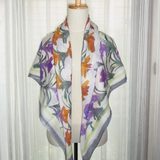 紫と黄土色の花柄ストール